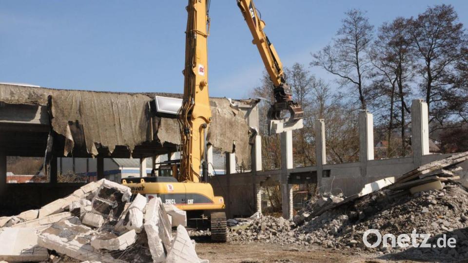 Mit Volldampf laufen derzeit die Abbrucharbeiten an der etwa 50 Jahre alten Dreifach-Turnhalle der Walter-Höllerer-Realschule. Bild: Christine Hollederer/exb
