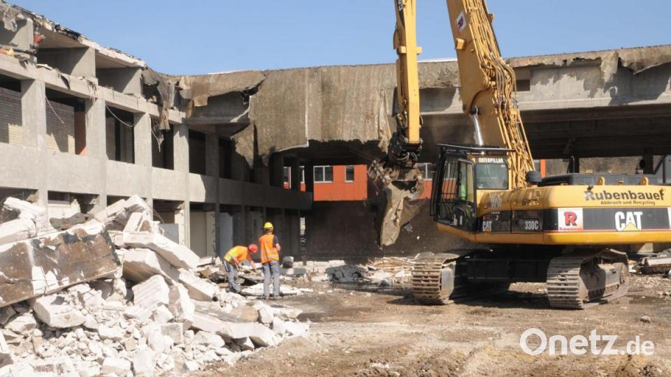 Mit Volldampf laufen derzeit die Abbrucharbeiten an der etwa 50 Jahre alten Dreifach-Turnhalle der Walter-Höllerer-Realschule. Bild: Christine Hollederer/exb