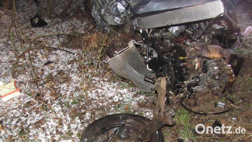 Bei dem frontalen Zusammenprall wurde der Motorblock des Opels herausgerissen. Bild: Polizeiinspektion Sulzbach-Rosenberg