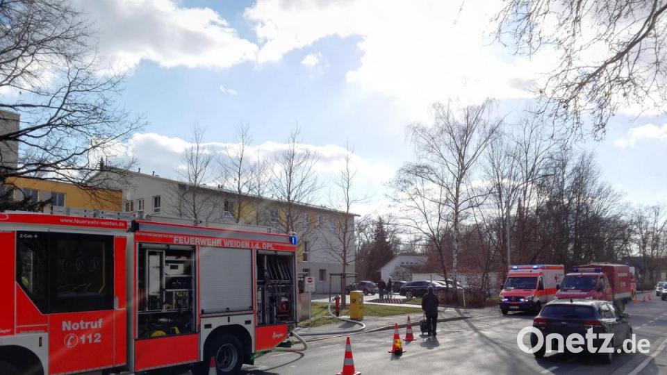 Der Einsatz in einem Altenheim in der Weidener Innenstadt sorgte am Samstagnachmittag für Aufsehen und Verkehrsbehinderungen. Bild: shl