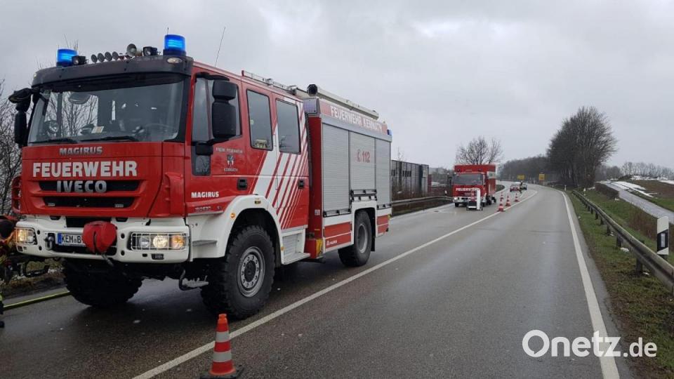 Die Einsatzstelle auf der Staatsstraße 2665 auf Höhe des fleischverarbeitenden Betriebes bei Kemnath wurde weiträumig abgesichert, Fahrzeuge halbseitig geleitet. Bild: mde