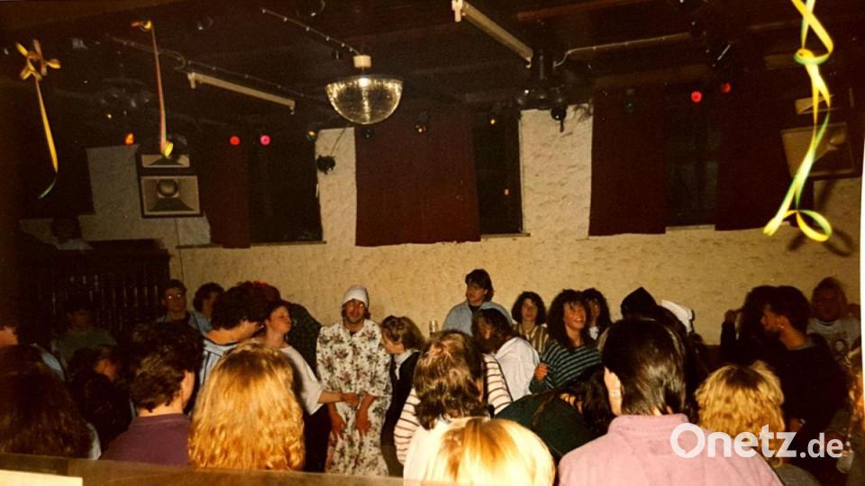 Auf der Tanzfläche unter der halben Discokugel feierten die Menschen im Rockhouse bei Thansüß. Bild: Martin Hoffmann