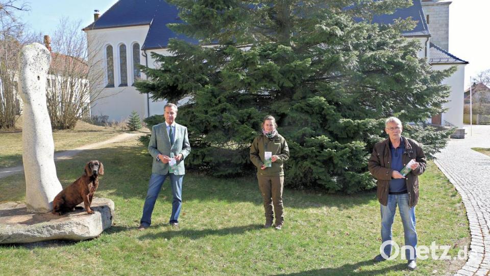 Den Veranstaltungskalender 2021 des Naturparks Steinwald präsentierten Vorsitzender Freiherr Eberhard von Gemmingen-Hornberg, Rangerin Marie Wittmann und Geschäftsführer Ernst Tippmann (von links). Bild: bsc
