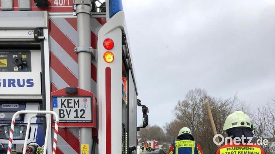 Zur &quot;Endreinigung&quot; der verschmutzten Staatsstraße kommt Wasser aus dem 2000 Liter fassenden Löschwassertank des Hilfeleistungslöschfahrzeugs zum Einsatz. Bild: mde