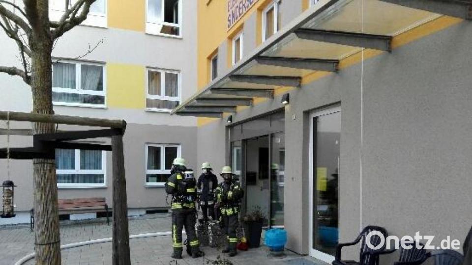 Der Einsatz in einem Altenheim in der Weidener Innenstadt sorgte am Samstagnachmittag für Aufsehen und Verkehrsbehinderungen. Bild: shl