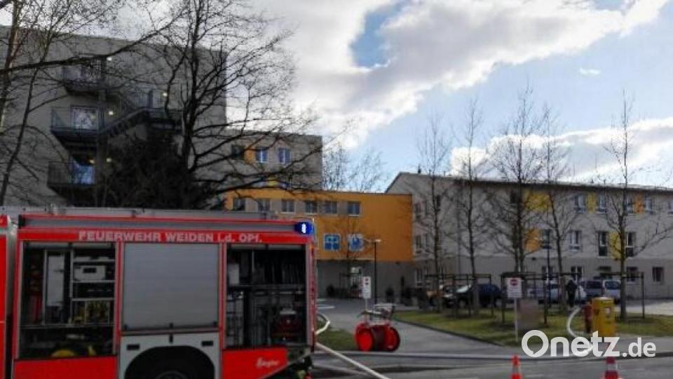 Der Einsatz in einem Altenheim in der Weidener Innenstadt sorgte am Samstagnachmittag für Aufsehen und Verkehrsbehinderungen. Bild: shl