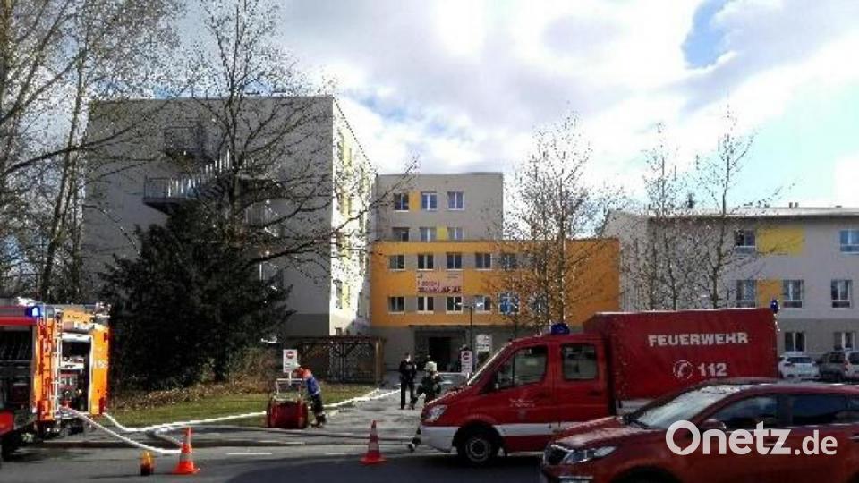 Der Einsatz in einem Altenheim in der Weidener Innenstadt sorgte am Samstagnachmittag für Aufsehen und Verkehrsbehinderungen. Bild: shl