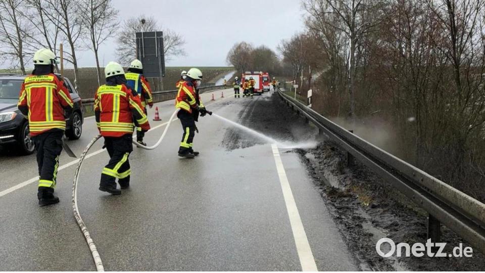 Mit einem C-Rohr wird die Staatsstraße bei Kemnath gesäubert. Zuvor arbeiteten die Einsatzkräfte der Feuerwehr mit Schaufeln, um große Teile des Erdreichs von der Straße zu beseitigen. Bild: mde