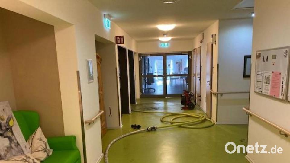 Mit einer C-Leitung löschte die Feuerwehr Weiden den Zimmerbrand. Bild: Feuerwehr Weiden