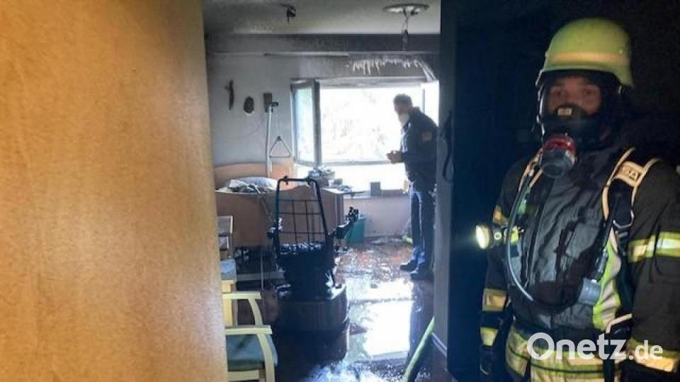 Mit einem Rauchschutzvorhang vor der Tür verhinderte die Feuerwehr Weiden, dass beim Löscheinsatz eine größere Menge Rauch aus dem brennenden Zimmer in den Flur gelangen konnte. Bild: Feuerwehr Weiden