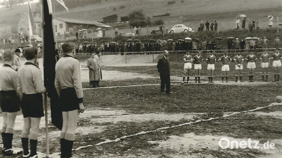 Bereits bei der Einweihung an Ostern 1961 musste die DJK Ensdorf ihren Sportplatz an der Vils mit Sägespänen spielbar machen. Archivbild: tra