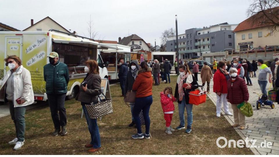 Da staunen die Verkäufer und freuen sich: Die Resonanz auf den ersten Bauernmarkt in Kümmersbruck übertrifft alle Erwartungen. Bild: e