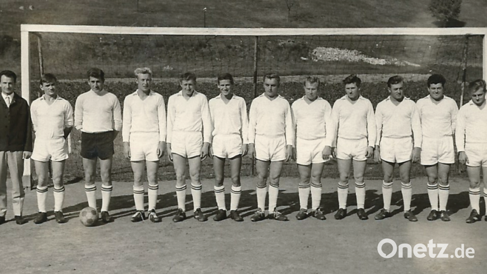 Die Meistermannschaft 1964 mit Trainer Rainer Lindner vor dem letzten Punktspiel in Hohenburg Archivbild: tra