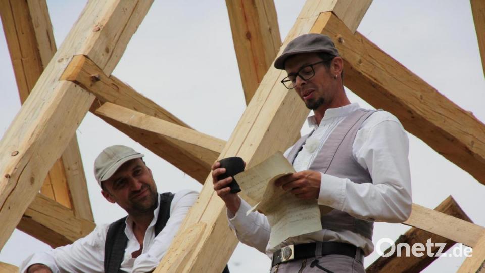 Steinmetz Robert Mois (rechts) sprach den Richtspruch. Bild: kro