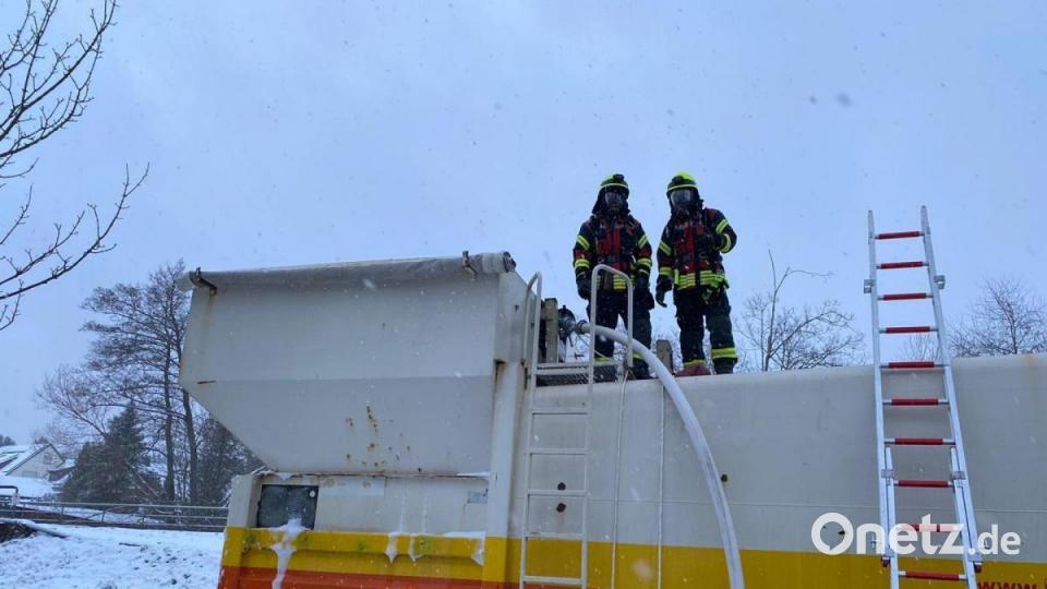 Unter schwerem Atemschutz flutete ein Trupp der Feuerwehr unter schwerem Atemschutz den Container und löschte damit die in Brand geratenen und teilgepressten Blechabfälle. Bild: mde