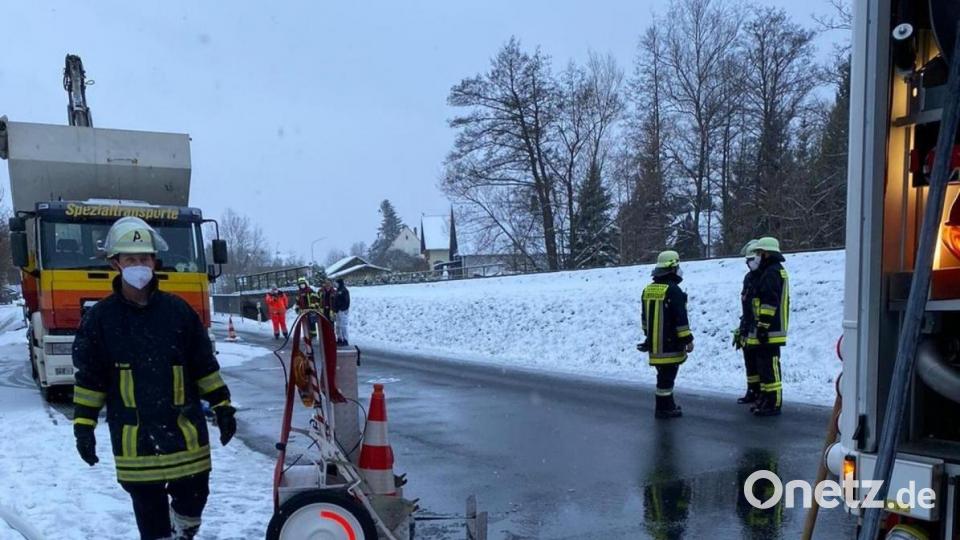 Mit dem Hilfeleistungslöschfahrzeug der Immenreuther Feuerwehr wurde die Brandbekämpfung durch einen Trupp unter Atemschutz eingeleitet, der Container bzw. die Ladung des Lastwagens mit Schaum geflutet. Bild: mde