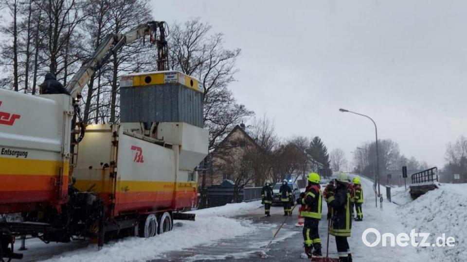Bei der Entleerung eines Sammelcontainers für Blechabfall und -dosen kam es in Immenreuth beim Pressen der Abfälle zu einem Brand der Ladung. Bild: mde