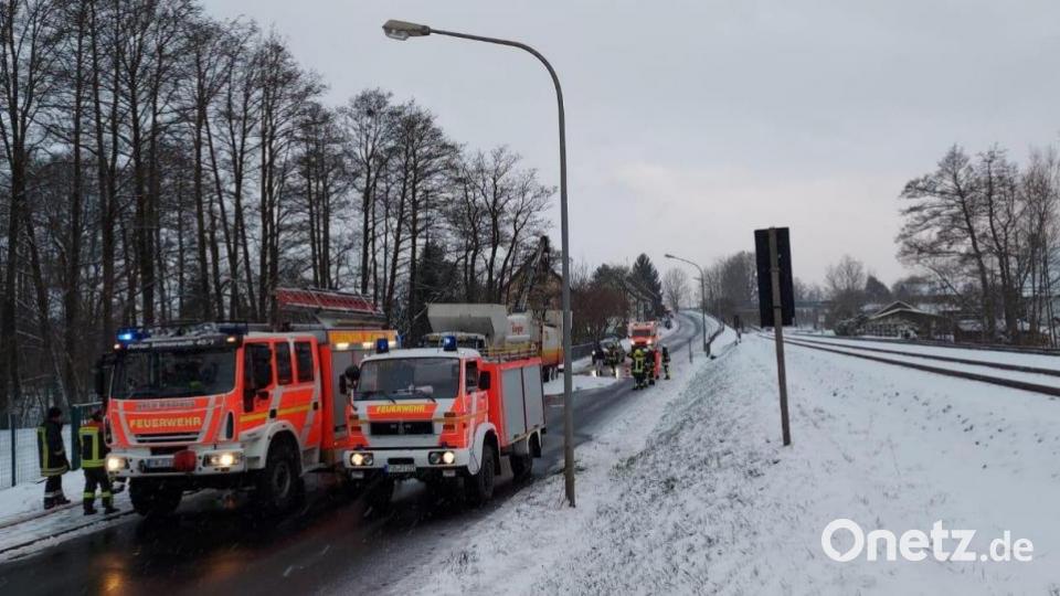 Rund 15 Einsatzkräfte der Feuerwehren Immenreuth und Punreuth waren in der Immenreuther Bahnhofsstraße am Donnerstagmorgen im Einsatz. Auch angerückt war ein Rettungswagen des BRK und eine Streife der Kemnather Polizeiinspektion. Bild: mde