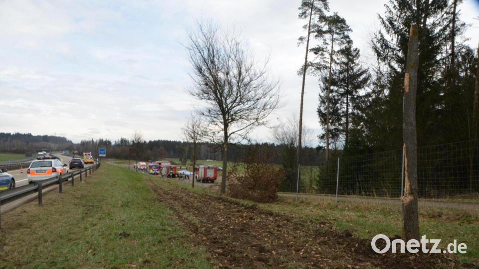Der Lkw zog eine lange Spur in die angrenzende Grünfläche der Autobahn. Bild: dob