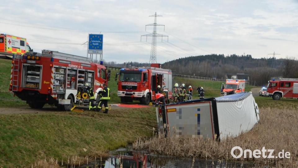 Der Sattelzug blieb im Wasser des Regenrückhaltebeckens liegen. Bild: dob