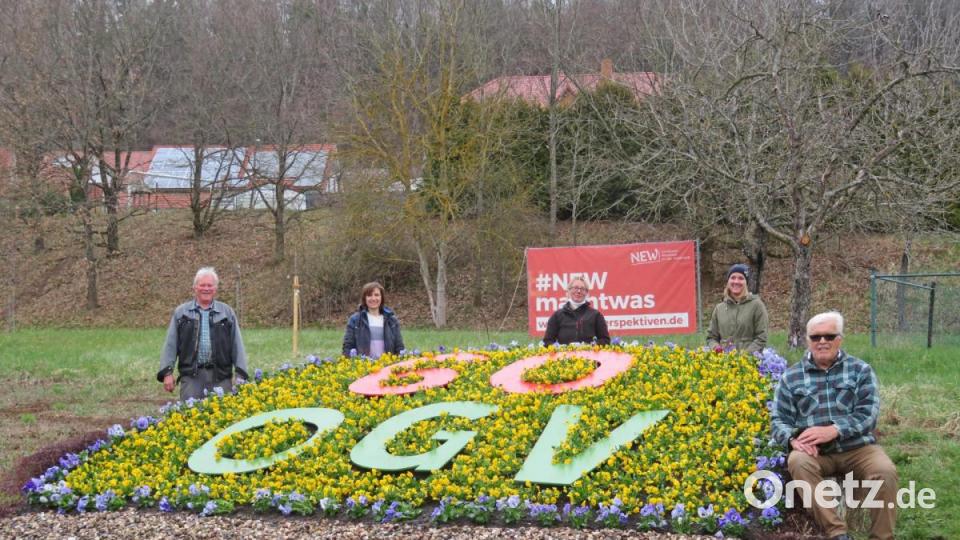 Mit einer bunten Blumenrampe am Ortsrand von Neustadt am Kulm erinnert der Obst- und Gartenbauverein an sein 60-jähriges Bestehen. Von links: André Dietrich, Anita Bauer, Elisabeth Haberberger, Jana Schäffler und Klaus Sehnke. Bild: ow