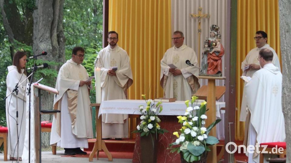 Beim Patrozinium mit Domkapitular Johann Ammer und Stadtpfarrer Walter Hellauer kam am Sonntag festliche Stimmung am Annaberg auf. Bild: mfh