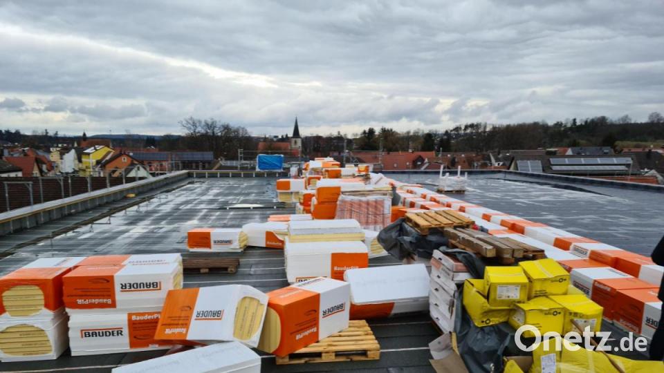 Auf dem Dach der Stadthalle Grafenwöhr lagert der Dämmstoff. Bild: sne