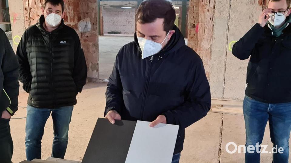 Architekt Reinhold Krausch zeigt dem Bauausschuss verschiedene Farbmuster zur Auswahl. Bild: sne