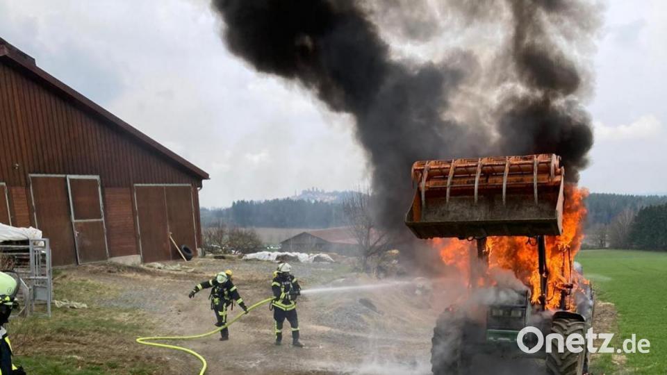 Komplett ausgebrannt ist am Montagmittag ein Traktor eines Landwirts in Steinach. Ein noch größerer Schaden konnte dank des beherzten Eingreifens des Landwirts vermieden werden. Bild: dob