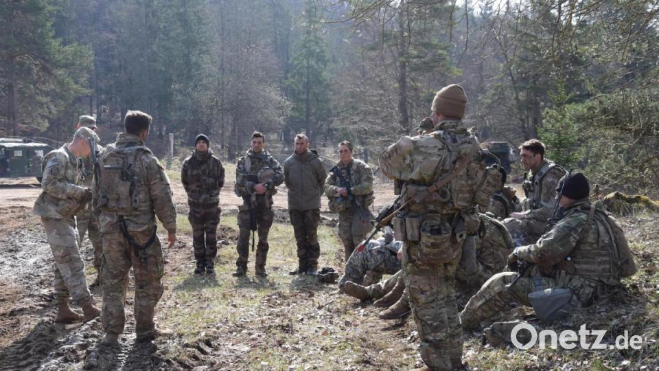 Kurze Einsatzbesprechung für Offiziere und Feldwebeldienstgrade, dann werden die Stryker ihren Aufklärungsauftrag weiter vorsetzen. Bild: bö