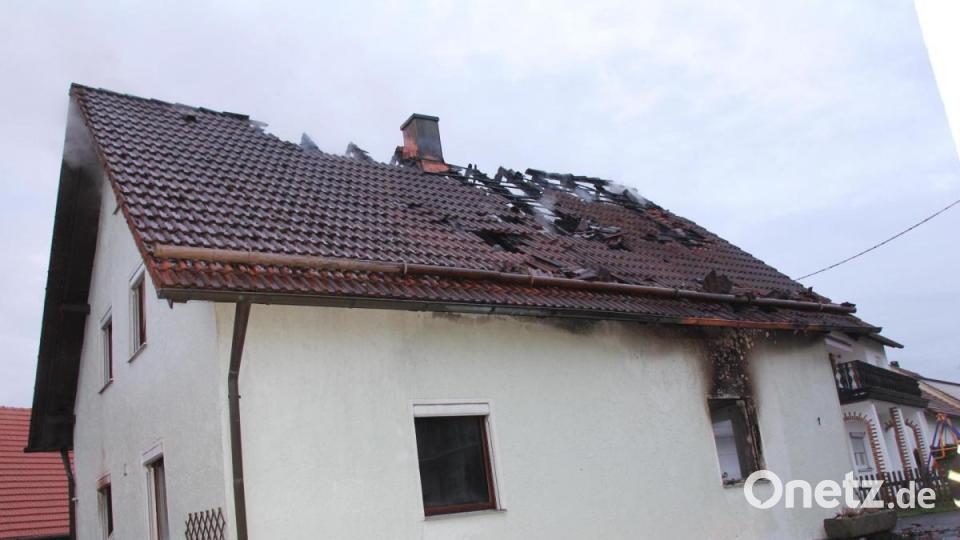 In einem Einfamilienhaus in Eigelsberg brach in der Nacht auf Samstag ein Feuer aus. Eine Person kam bei dem Brand ums Leben. Bild: frd