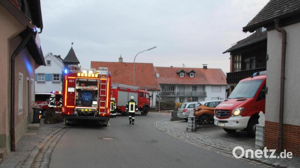 In einem Einfamilienhaus in Eigelsberg brach in der Nacht auf Samstag ein Feuer aus. Eine Person kam bei dem Brand ums Leben. Bild: frd