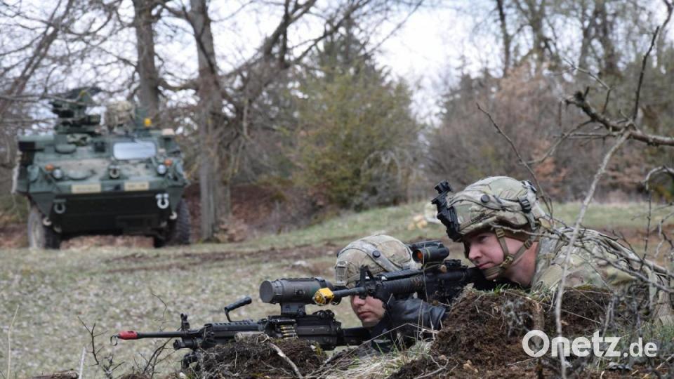 Ein Alarmposten sichert den Gefechtsstand seiner Einheit zusammen mit einem Stryker-Schützenpanzer ab. Bild: bö