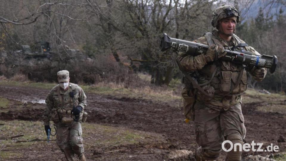 Dann muss es schnell gehen für die Stryker-Soldaten. Im Laufschritt wird eine panzerbrechende Waffe in Schussposition gebracht. Bild: bö