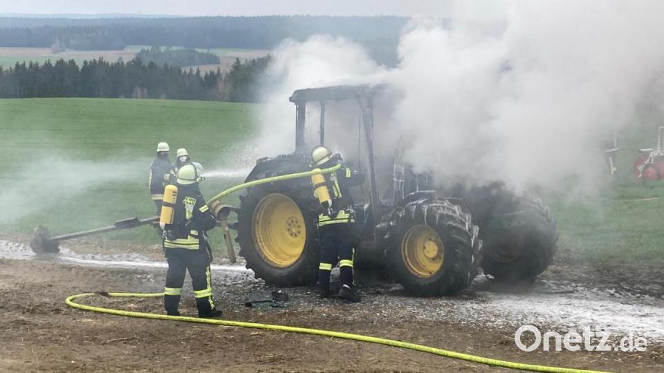 Der Landwirt lenkte das Fahrzeug geistesgegenwärtig von der Rinderstallung aus Holz auf sicheres Terrain. Bild: dob