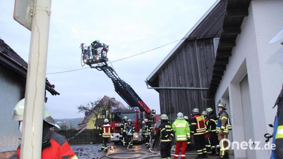 In einem Einfamilienhaus in Eigelsberg brach in der Nacht auf Samstag ein Feuer aus. Eine Person kam bei dem Brand ums Leben. Bild: frd