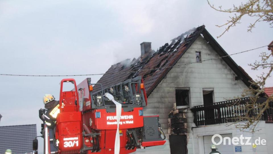 In einem Einfamilienhaus in Eigelsberg brach in der Nacht auf Samstag ein Feuer aus. Eine Person kam bei dem Brand ums Leben. Bild: frd