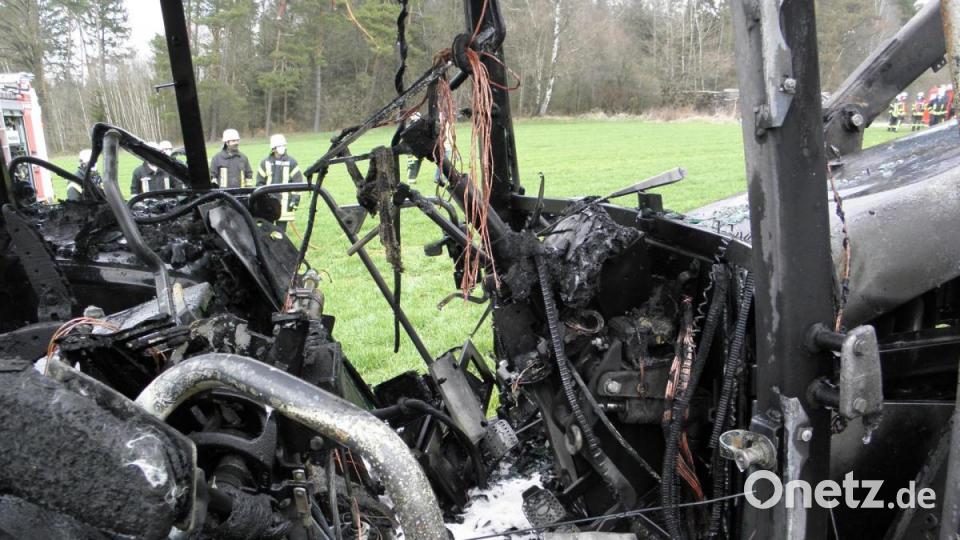 Der 20 Jahre alte Traktor ist nicht mehr zu gebrauchen. Das Feuer leistete ganze Arbeit. Bild: dob