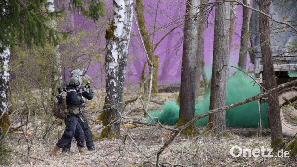 Im künstlichen Nebel rücken gegnerische Infanteristen der OPFOR-Truppen gegen den Gefechtsstand vor. Bild: bö