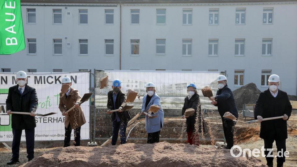 Spatenstich für das neue Familienzentrum des SkF (von links): Landtagsabgeordneter Harald Schwartz, VR-Bank-Vorstand Andreas Reindl, Christian Eberhardt (Geschäftsführer evh Architekten), Waltraud Frieser und Marianne Gutwein vom SkF, Oberbürgermeister Michael Cerny und Landrat Richard Reisinger. Bild: Wolfgang Steinbacher