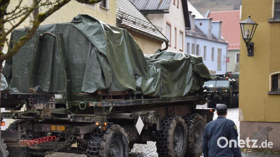 Große Aufregung zum Manövergeschehen um "Dragoon Ready 21" im Ortskern von Schmidmühlen. Da waren die Straßen dicht, weil US-Lkw sich verfranst haben. Bild: bö