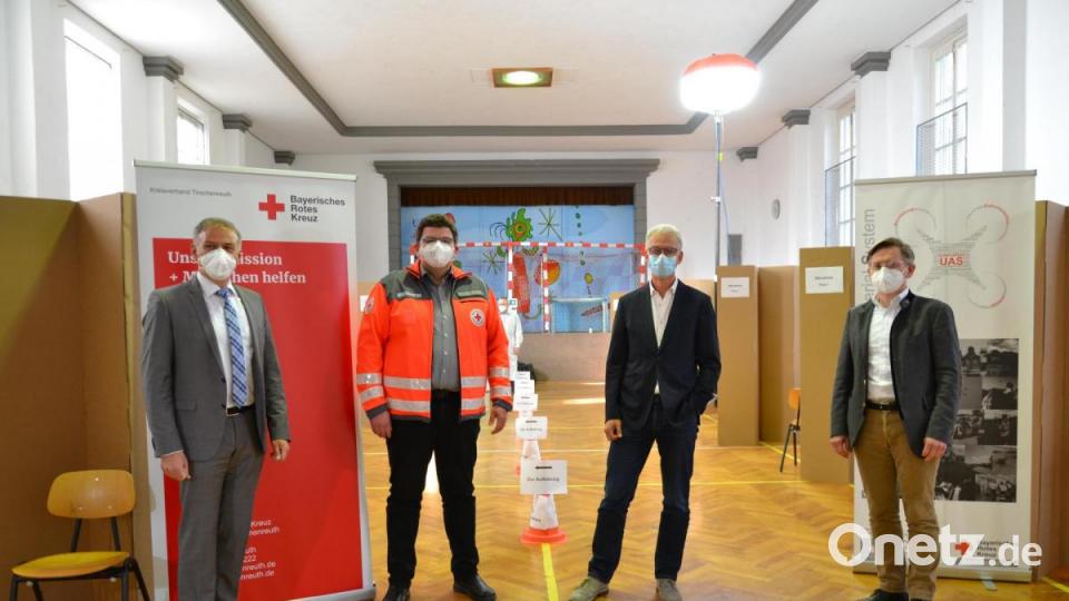 Landrat Roland Grillmeier, Holger Schedl vom BRK und Studienleiter Prof. Dr. Ralf Wagner (von links) zum Start der dritten Runde zur Corona-Antikörper-Studie. Landtagsabgeordnete Tobias Reiß (rechts) ist selbst Studienteilnehmer. Bild: kaz