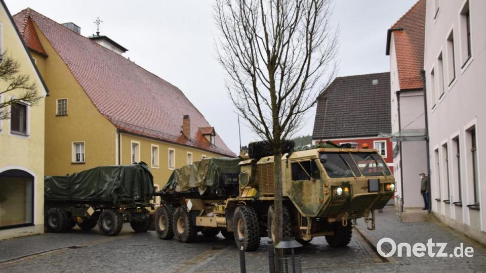 Das Ende ihres "Dragoon Ride 21" war für die US-Soldaten am Marktplatz in Schmidmühlen, hier hingen sie längere Zeit in den engen Straßen fest. Bild: bö