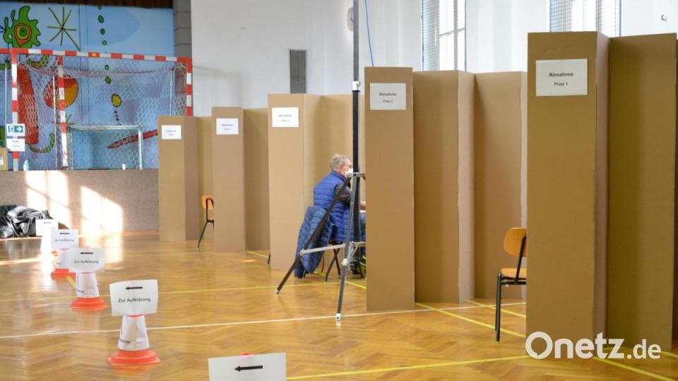 Die Turnhalle hat sich für die kommenden zwei Wochen in ein Forschungslabor verwandelt. Mit Wänden aus Pappe hat das Bayerische Rote Kreuz (BRK) die Halle in zwei Bereiche aufgeteilt. Bild: kaz