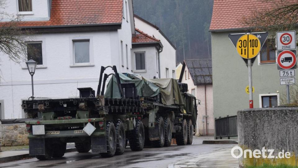 Schilder an der Staatsstraße und die Hinweisschilder in die Ortseinfahrt sagen, dass man hier mit Militärfahrzeugen nicht durchfahren kann. Noch dazu mit dieser Tonnage, denn nur 7,5 Tonnen sind hier erlaubt. Bild: bö