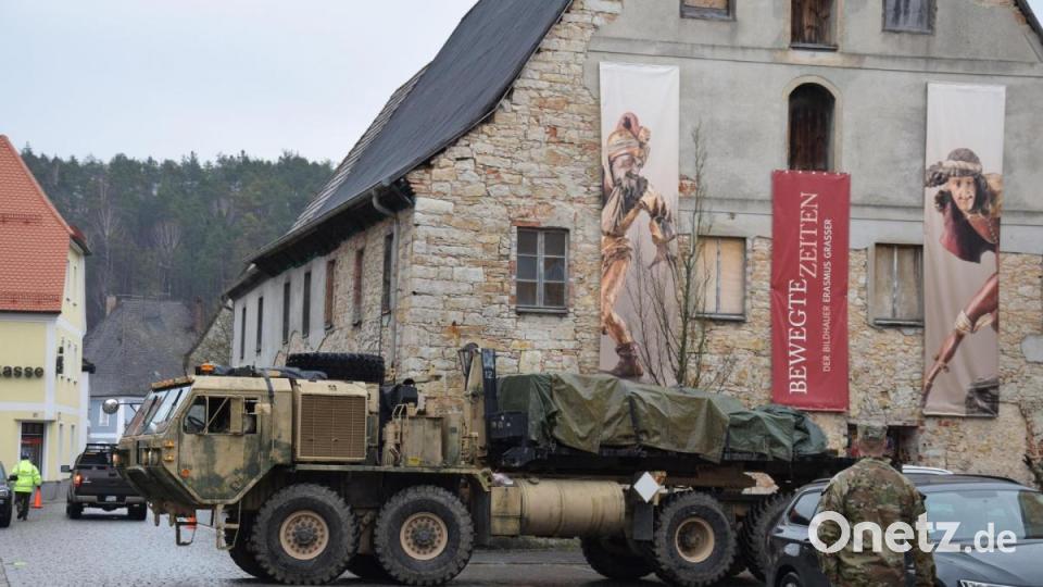 Bewegte Zeiten hat man am Samstagvormittag in Schmidmühlen erleben können. Schwere US-Lkw, teilweise mit Anhänger, hatten sich im Ortskern verfranst. Bild: bö