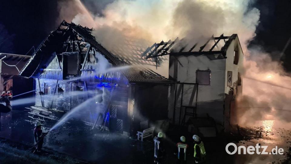 Die Feuerwehrleute versuchten von allen vier Seiten, das Feuer unter Kontrolle zu bringen. Bild: rw