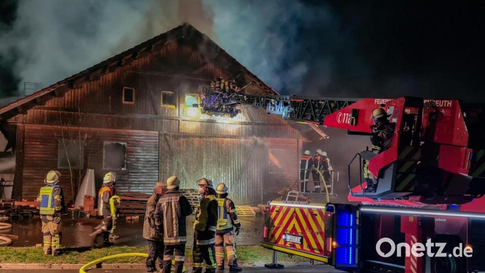 Vollbrand einer Zimmerei in Bad Neualbenreuth. Bild: rw