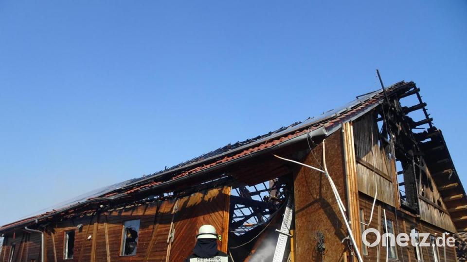 Auch einige Stunden nach dem Brand musste die Feuerwehr noch Glutnester löschen. Bild: rti
