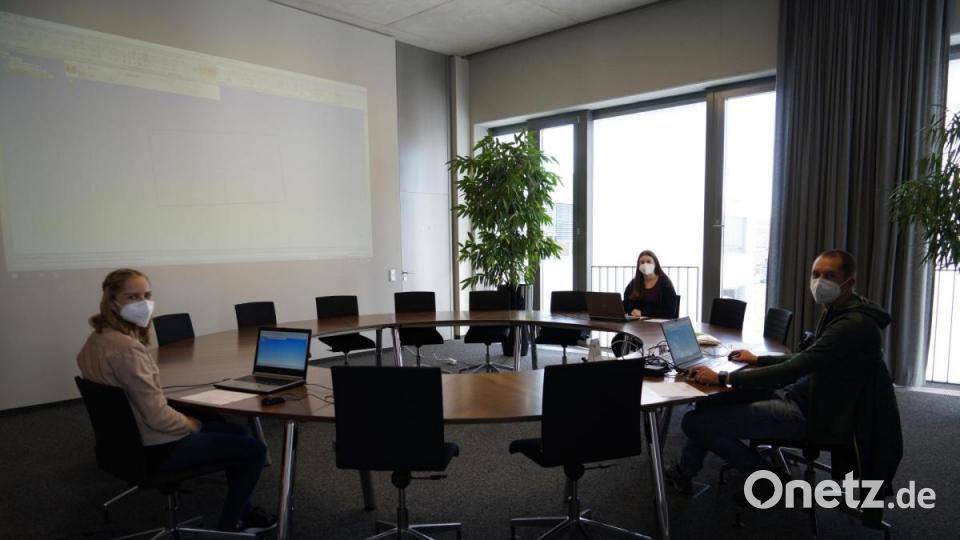 Unter Holger Wolfrums Anleitung planen und erstellen Verena Müller und Ronja Göhl mit Hilfe eines CAD-Programms eine 3-D-Zeichnung des Spielwürfels. Bild: kaz